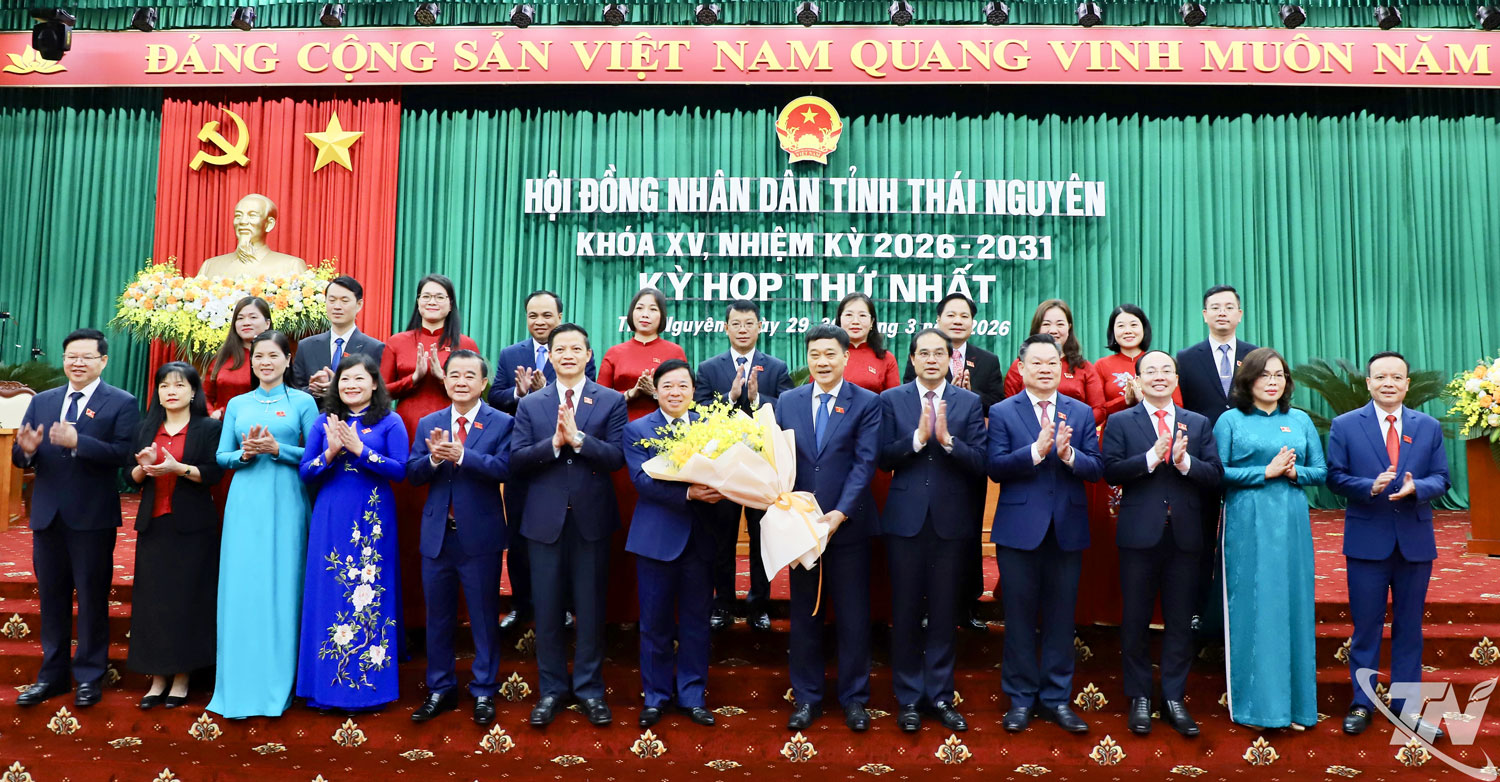 Đồng chí Phó Chủ tịch Quốc hội và các đồng chí lãnh đạo tỉnh tặng hoa chúc mừng các đồng chí Thường trực HĐND tỉnh và lãnh đạo các Ban HĐND tỉnh Khóa XV, nhiệm kỳ 2026 - 2031.