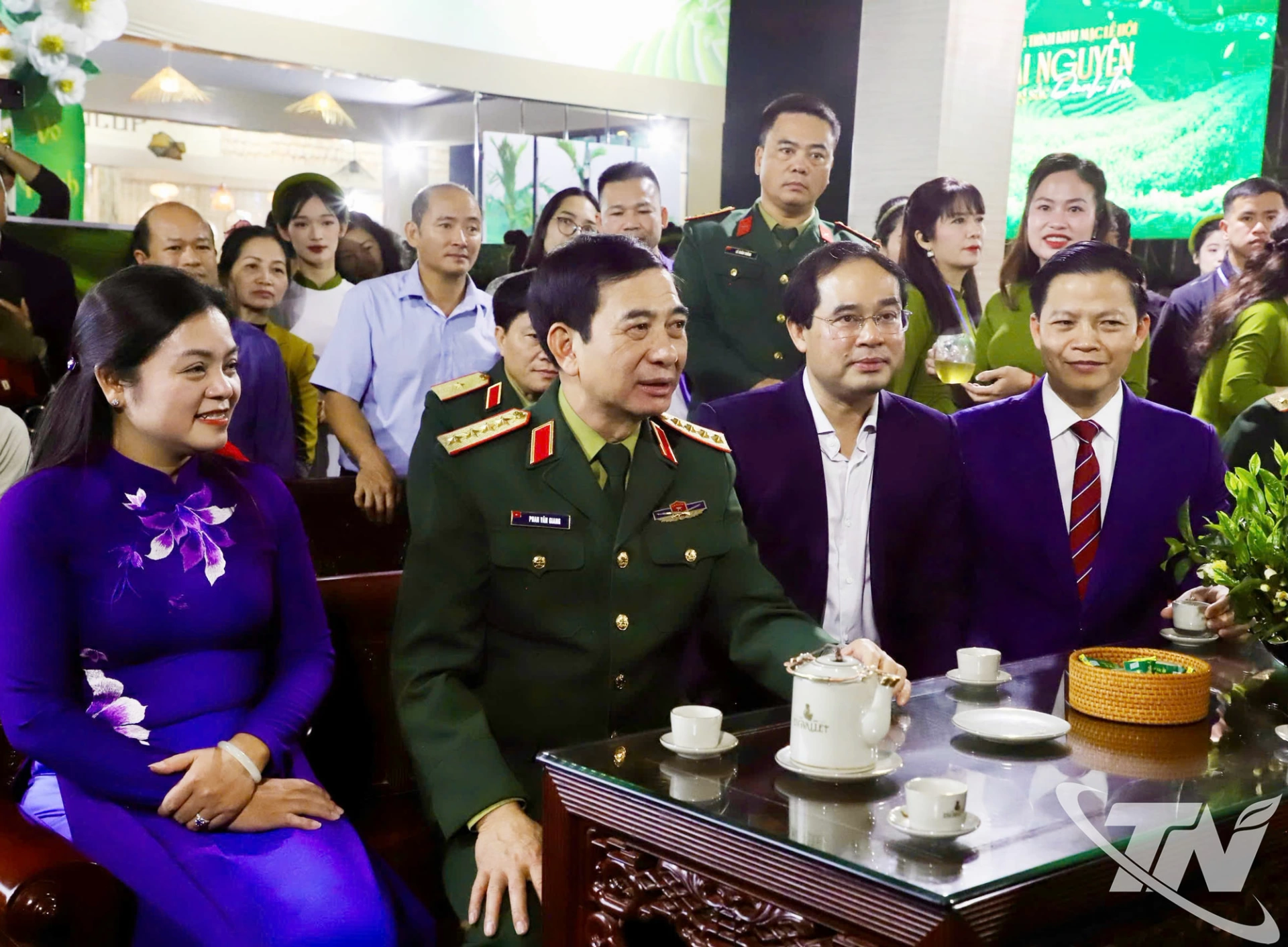 Đại tướng Phan Văn Giang v&agrave; c&aacute;c đồng ch&iacute; l&atilde;nh đạo tỉnh Th&aacute;i Nguy&ecirc;n b&ecirc;n b&agrave;n tr&agrave; tại Lễ hội.