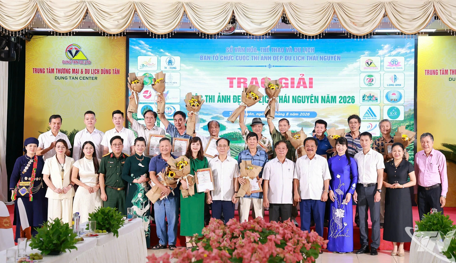 Ban Tổ chức và các tác giả đoạt giải cùng chụp ảnh lưu niệm tại Lễ Trao giải Cuộc thi ảnh đẹp Du lịch Thái Nguyên năm 2026.