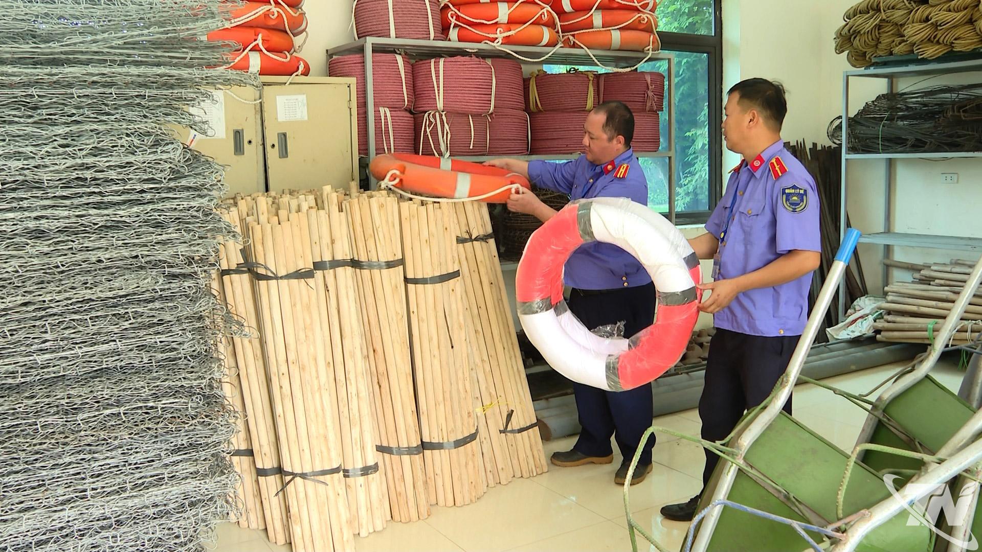 Kho vật tư phòng, chống bão lũ của các đơn vị chức năng được chuẩn bị đầy đủ,    sẵn sàng phục vụ công tác ứng phó với thiên tai.