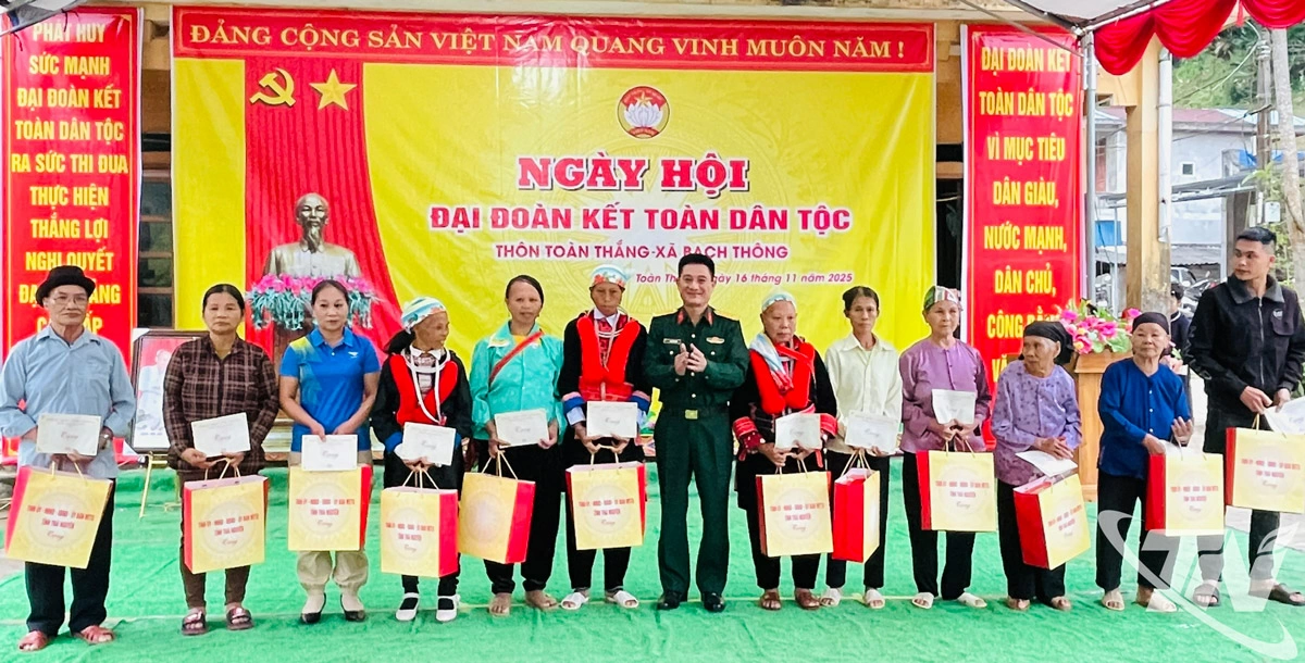 Đồng chí Ngô Tuấn Anh tặng quà cho các hộ gia đình có hoàn cảnh khó khăn thôn Toàn Thắng.