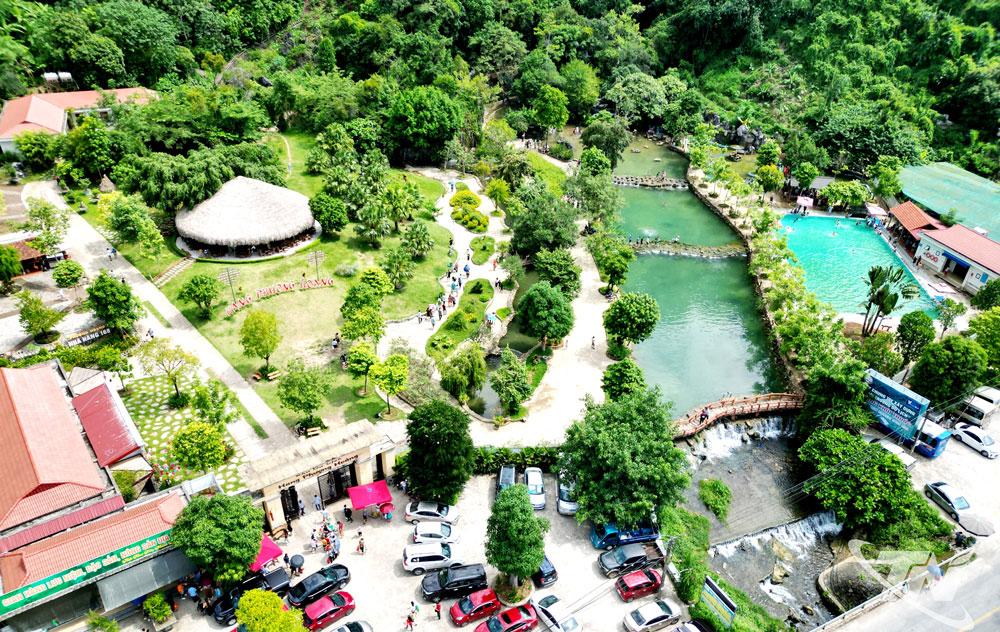 Sau hơn 20 năm được quan tâm đầu tư, quần thể danh thắng hang Phượng Hoàng, suối Mỏ Gà (ở xã Võ Nhai) đã trở thành điểm du lịch sinh thái hấp dẫn. Ảnh: H.H