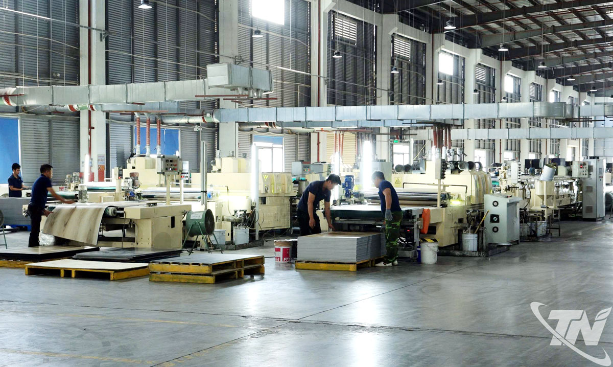 Nhà máy sản xuất tấm lát sàn PVC mới được đầu tư xây dựng, đưa vào hoạt động tại Khu công nghiệp Sông Công II, góp phần nâng cao giá trị sản xuất công nghiệp, xuất khẩu hàng hóa trên địa bàn tỉnh