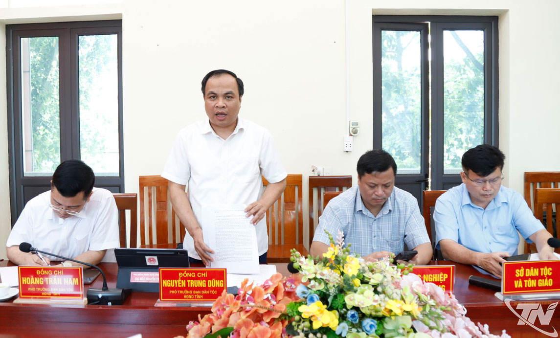 Đại biểu phát biểu ý kiến tại buổi khảo sát.