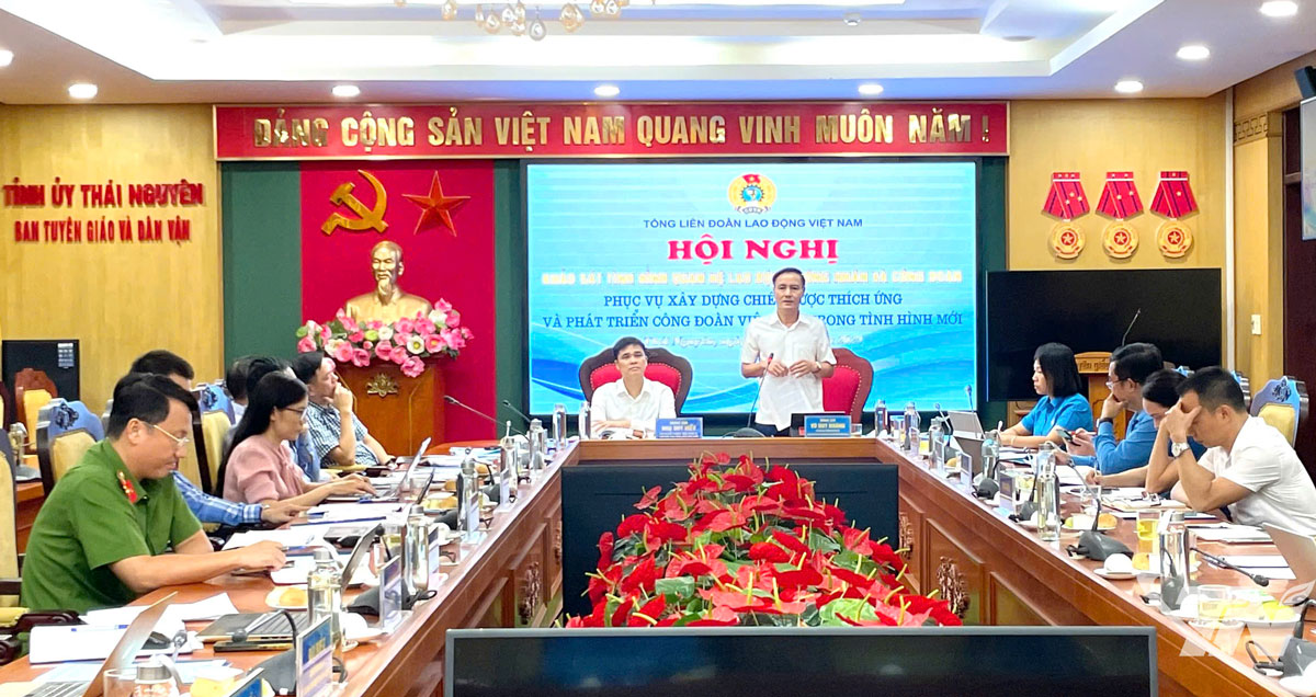 Đồng chí Vũ Duy Hoàng, Ủy viên Ban Thường vụ Tỉnh ủy, Phó Chủ tịch Thường trực Ủy ban MTTQ tỉnh trao đổi tại buổi làm việc.