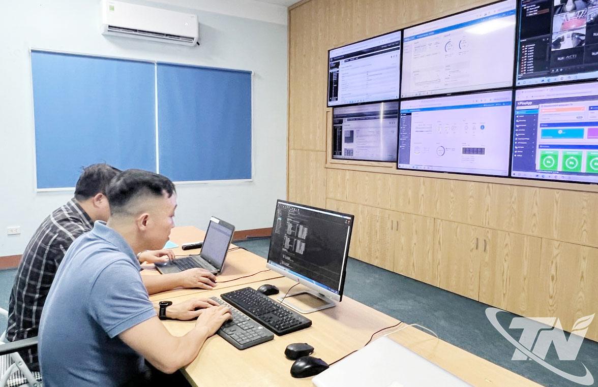 Cán bộ Trung tâm Công nghệ thông tin và Truyền thông (Sở Khoa học và Công nghệ) theo dõi, điều hành hoạt động tại Trung tâm.