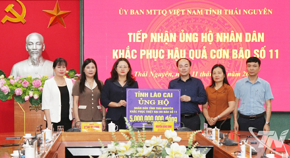 Đồng chí Giàng Thị Dung, Phó Bí thư Tỉnh ủy, Chủ tịch Ủy ban MTTQ tỉnh Lào Cai trao tặng 5 tỷ đồng hỗ trợ nhân dân tỉnh Thái Nguyên khắc phục hậu quả bão số 11.