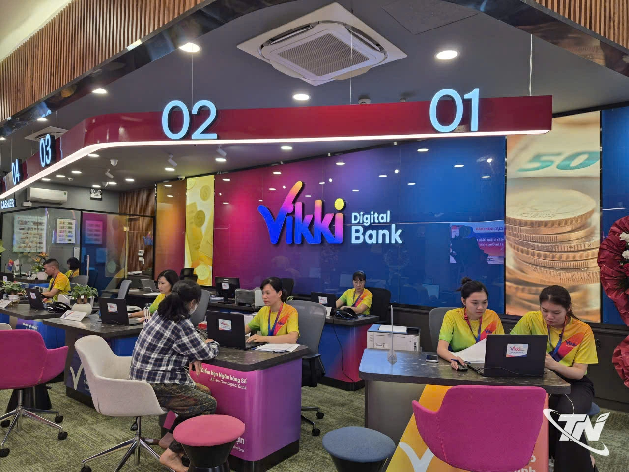 Khách hàng giao dịch tại Chi nhánh Vikki Bank Thái Nguyên.