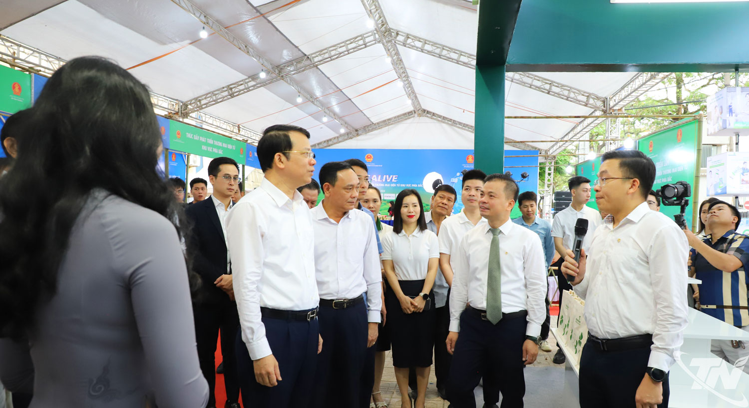 Đại biểu tham quan các gian hàng.