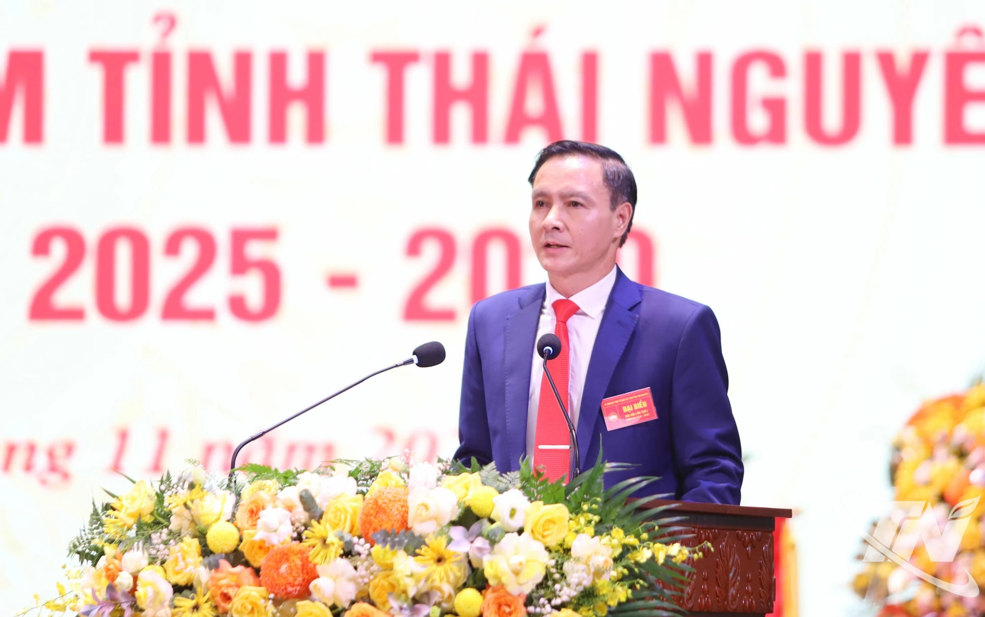 Đồng chí Vũ Duy Hoàng, Ủy viên Ban Thường vụ Tỉnh ủy, Phó Chủ tịch Thường trực Ủy ban MTTQ tỉnh, trình bày báo cáo kiểm điểm hoạt động của Ủy ban và Ban Thường trực Ủy ban MTTQ tỉnh.