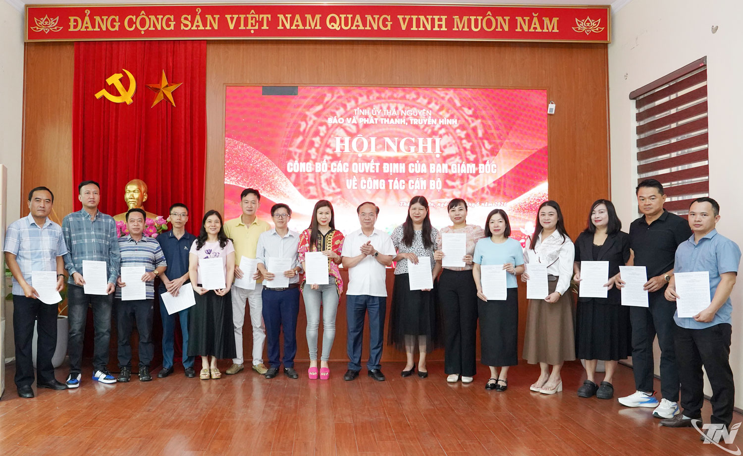 Lãnh đạo Báo và Phát thanh, Truyền hình Thái Nguyên trao quyết định bổ nhiệm các phó trưởng phòng các phòng chuyên môn và phó giám đốc đơn vị trực thuộc.