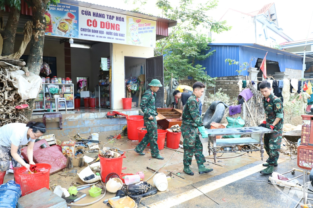 Lực lượng vũ trang hỗ trợ người dân khắc phục hậu quả sau mưa lũ.