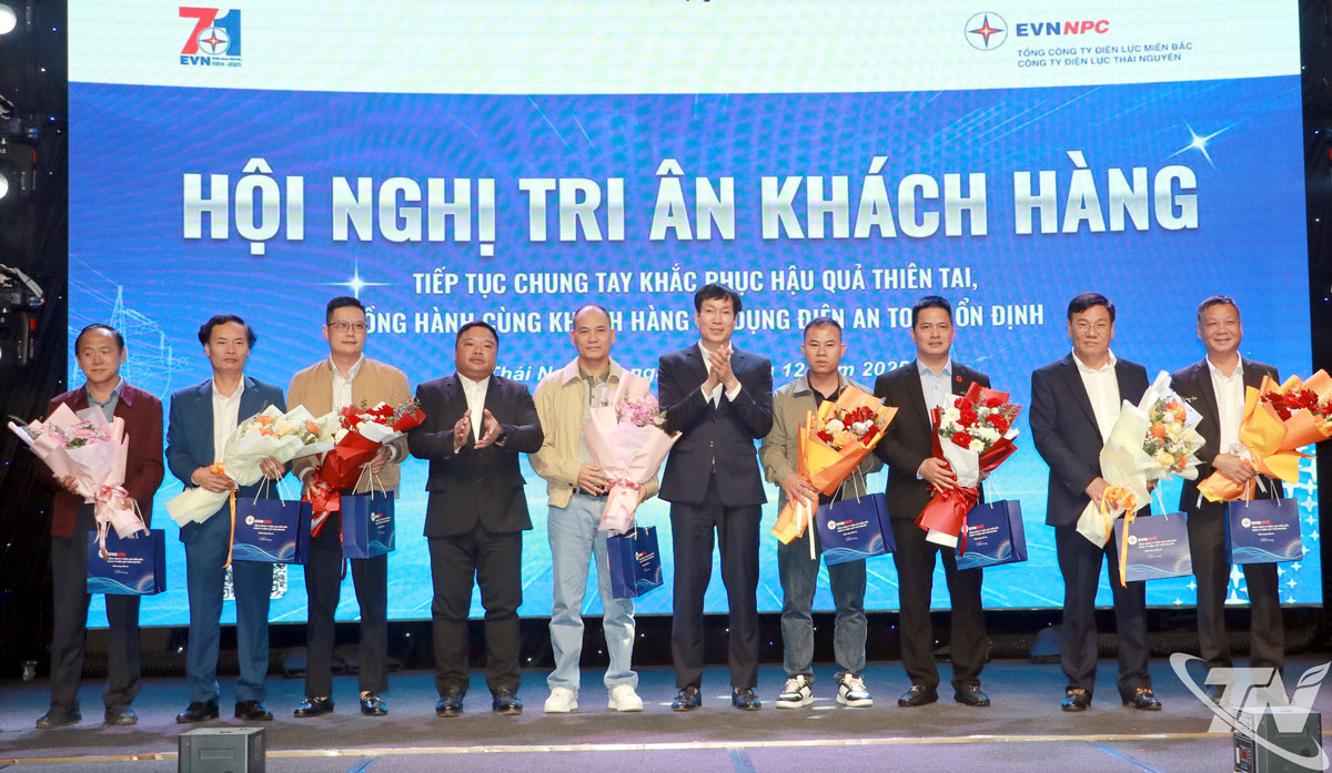 Công ty Điện lực Thái Nguyên tặng quà tri ân khách hàng