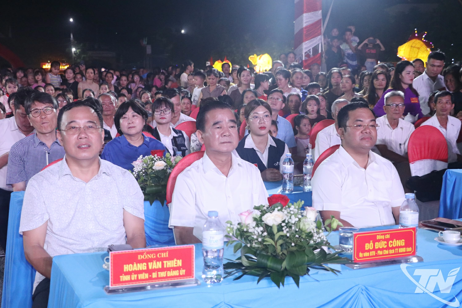 đồng chí Đỗ Đức Công, Ủy viên Ban Thường vụ Tỉnh ủy, Phó Chủ tịch Thường trực HĐND tỉnh dự đêm hội Trăng rằm tại xã Vô Tranh.