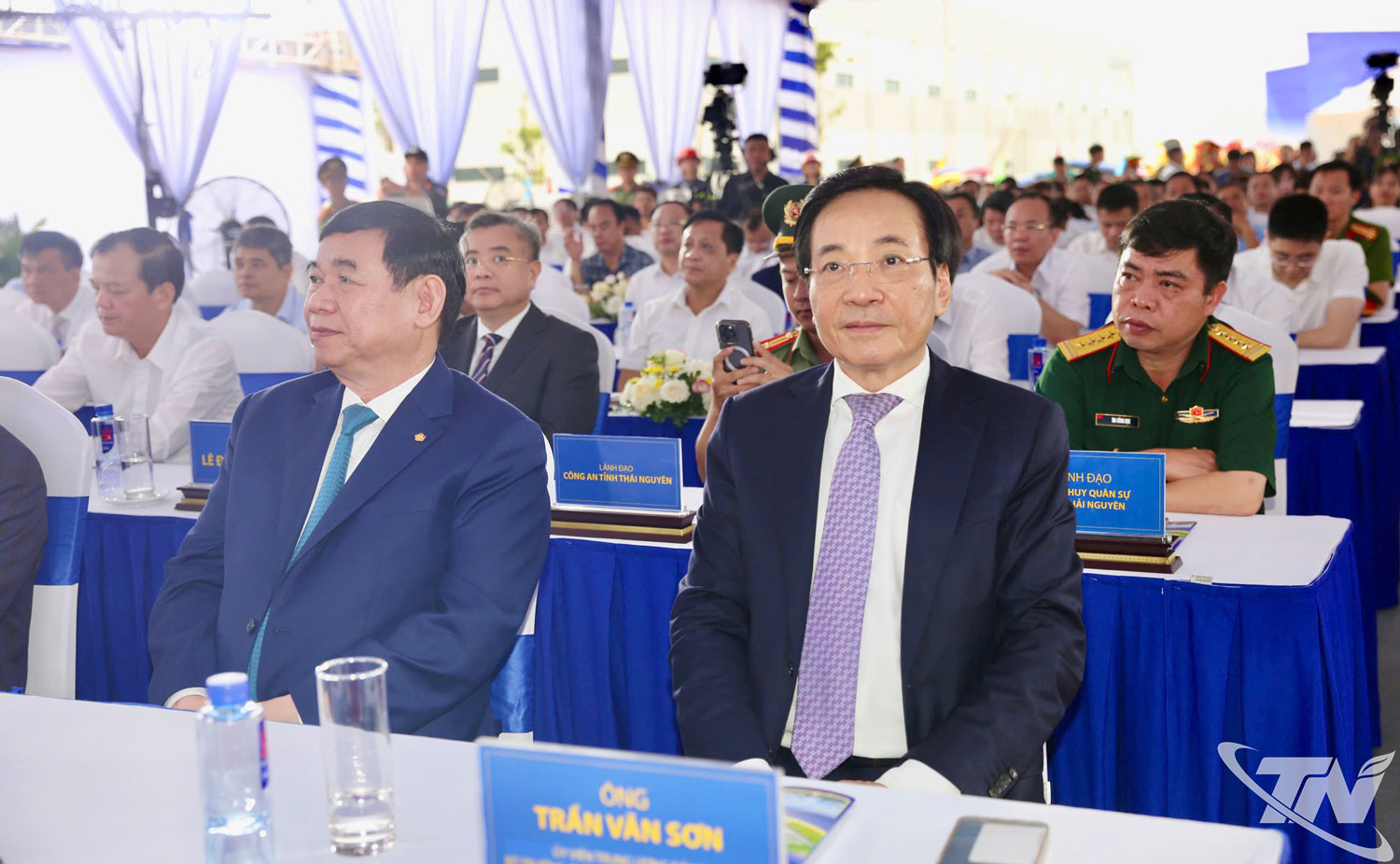 Đồng chí Trần Văn Sơn, Ủy viên Trung ương Đảng, Bộ trưởng - Chủ nhiệm Văn phòng Chính phủ, và các đại biểu dự tại điểm cầu Khu công nghiệp Yên Bình 2.