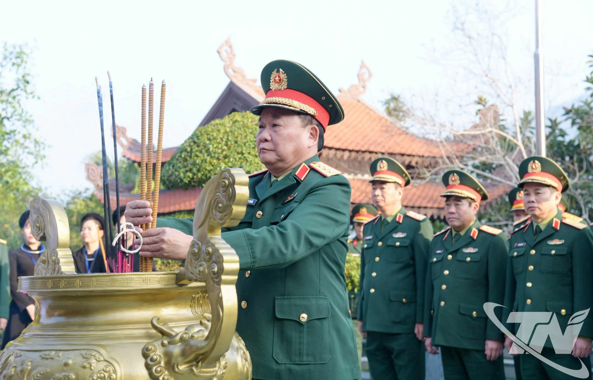 Thượng tướng Hoàng Xuân Chiến dâng hương tưởng niệm Chủ tịch Hồ Chí Minh.