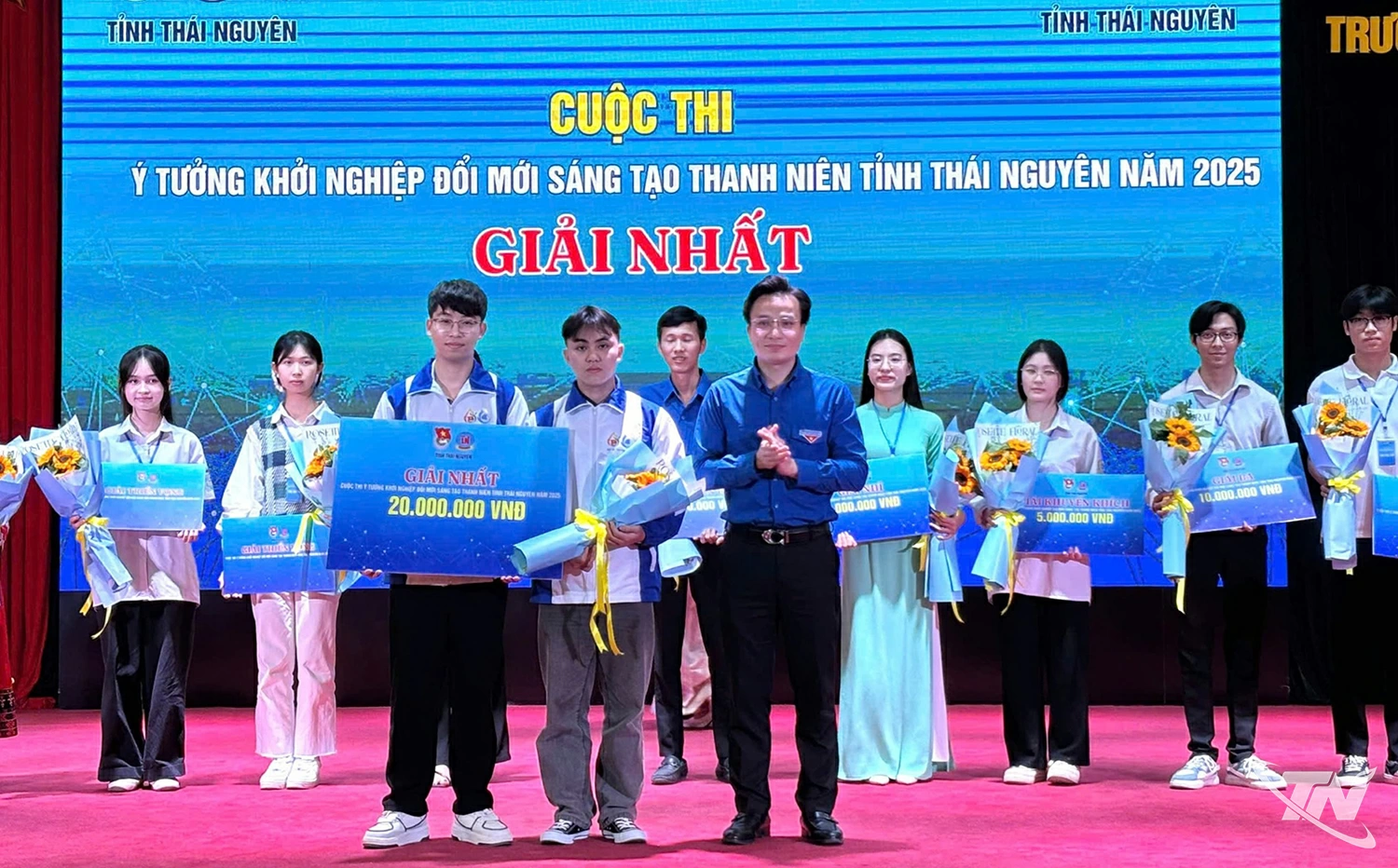 Ban Tổ chức trao giải Nhất cho nhóm tác giả tại “Cuộc thi Ý tưởng khởi nghiệp đổi mới sáng tạo thanh niên tỉnh Thái Nguyên năm 2025.  