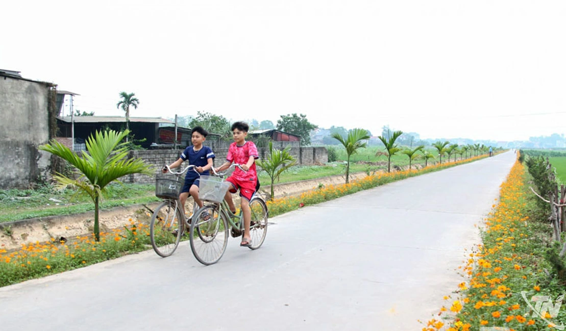 Rực rỡ sắc hoa trên tuyến đường nông thôn mới xã Kha Sơn.