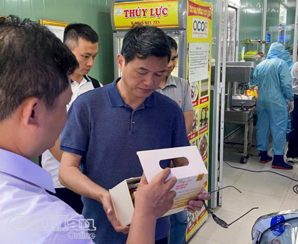 Ðoàn công tác Cục Sở hữu trí tuệ tham quan, khảo sát cơ sở kinh doanh Thuý Lực (phường An Xuyên) với các sản phẩm OCOP định hướng xây dựng và phát triển nhãn hiệu độc quyền.