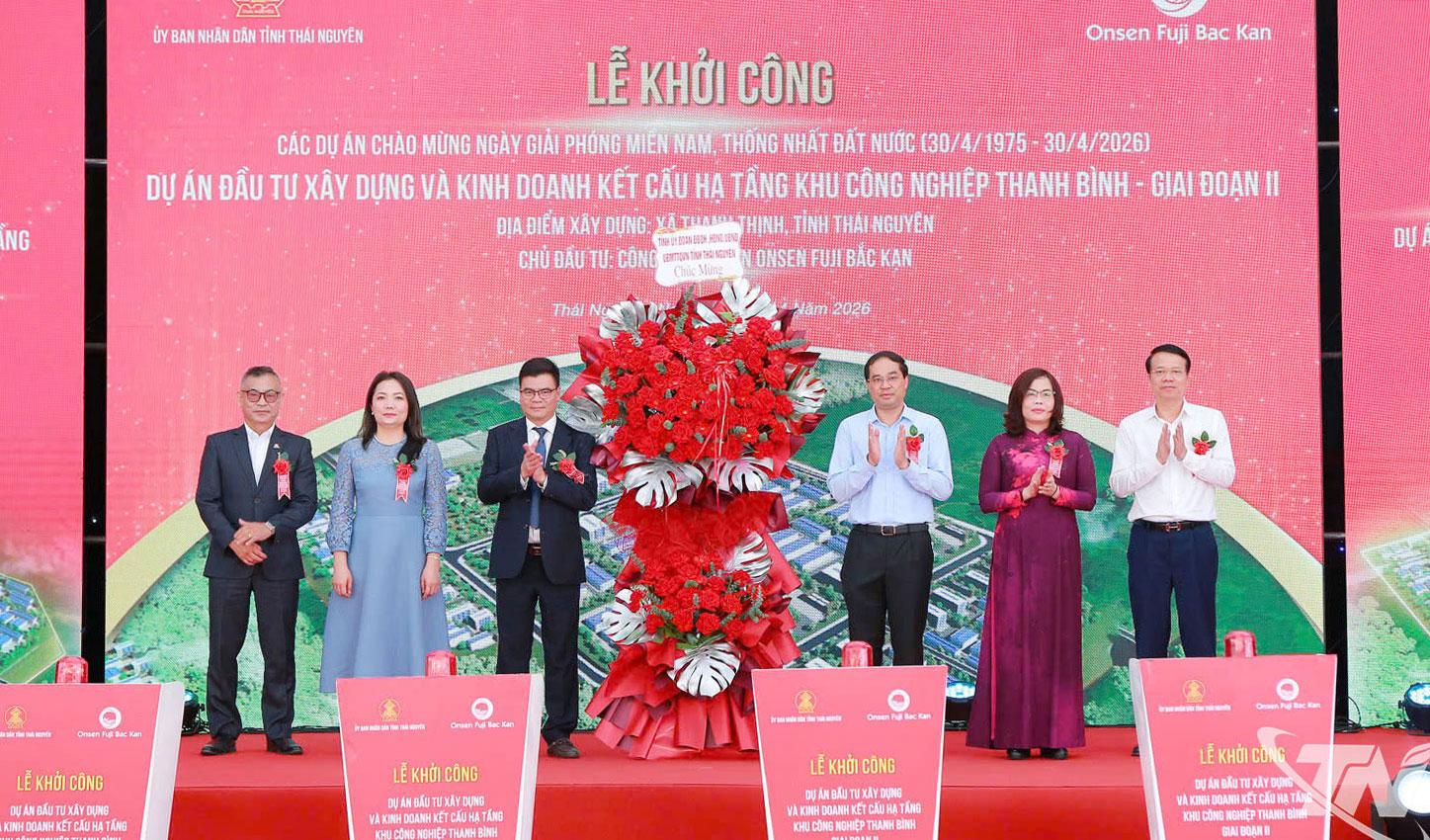 Đồng chí Trịnh Xuân Trường, Ủy viên Trung ương Đảng, Bí thư Tỉnh ủy Thái Nguyên, và các đồng chí lãnh đạo tỉnh dự Lễ khởi công Dự án đầu tư xây dựng và kinh doanh kết cấu hạ tầng Khu công nghiệp Thanh Bình - giai đoạn II, xã Thanh Thịnh.