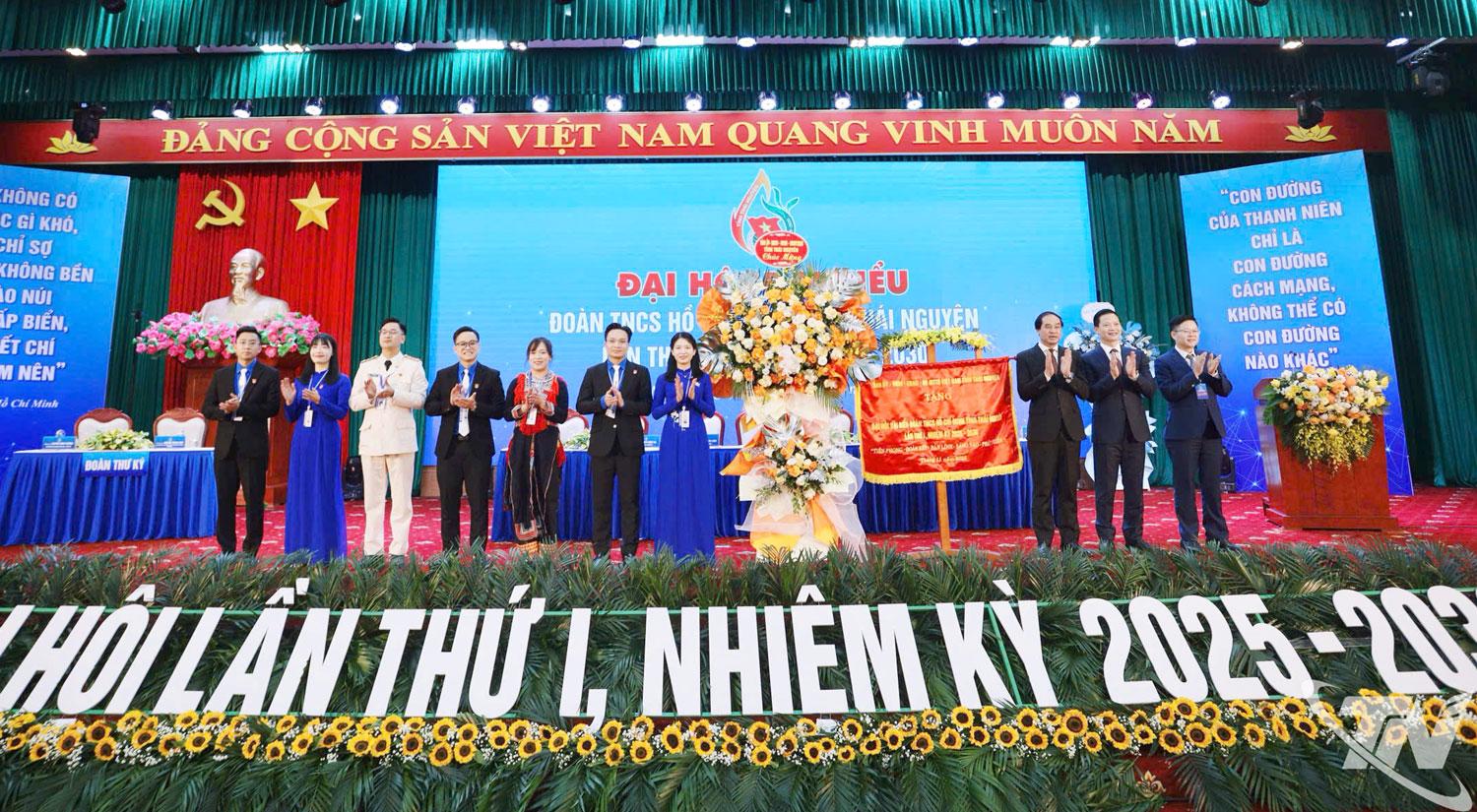 Đồng chí Bí thư Tỉnh ủy Trịnh Xuân Trường và các đồng chí lãnh đạo tỉnh tặng hoa chúc mừng Đại hội