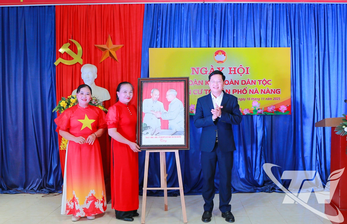 Đồng chí Đinh Quang Tuyên tặng quà tổ dân phố Nà Nàng, phường Bắc Kạn.