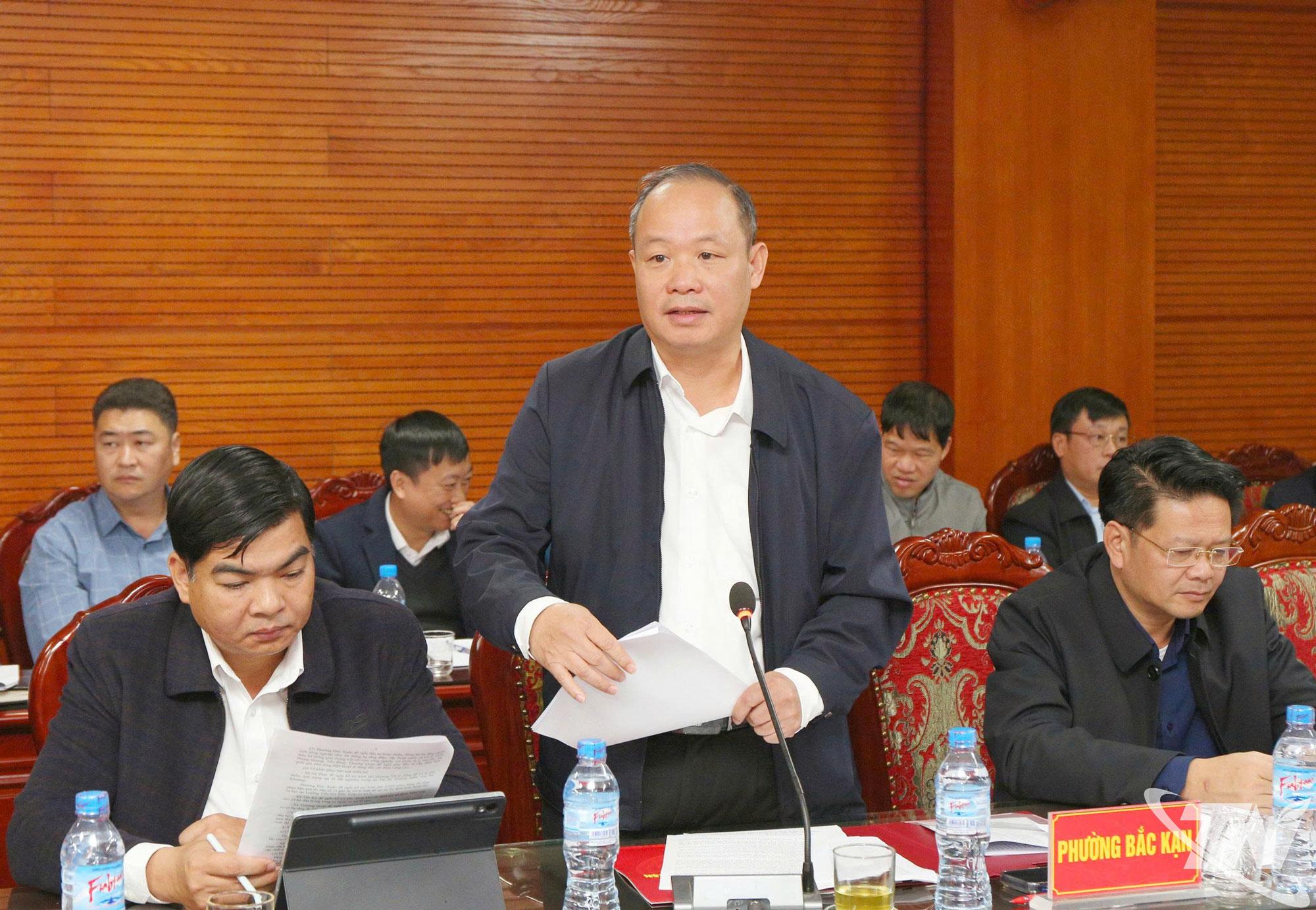 Lãnh đạo các xã, phường báo cáo, nêu kiến nghị.