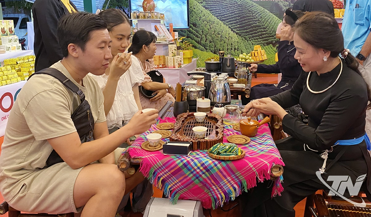 Khách hàng thưởng thức trà Thái Nguyên tại địa điểm trưng bày sản phẩm.
