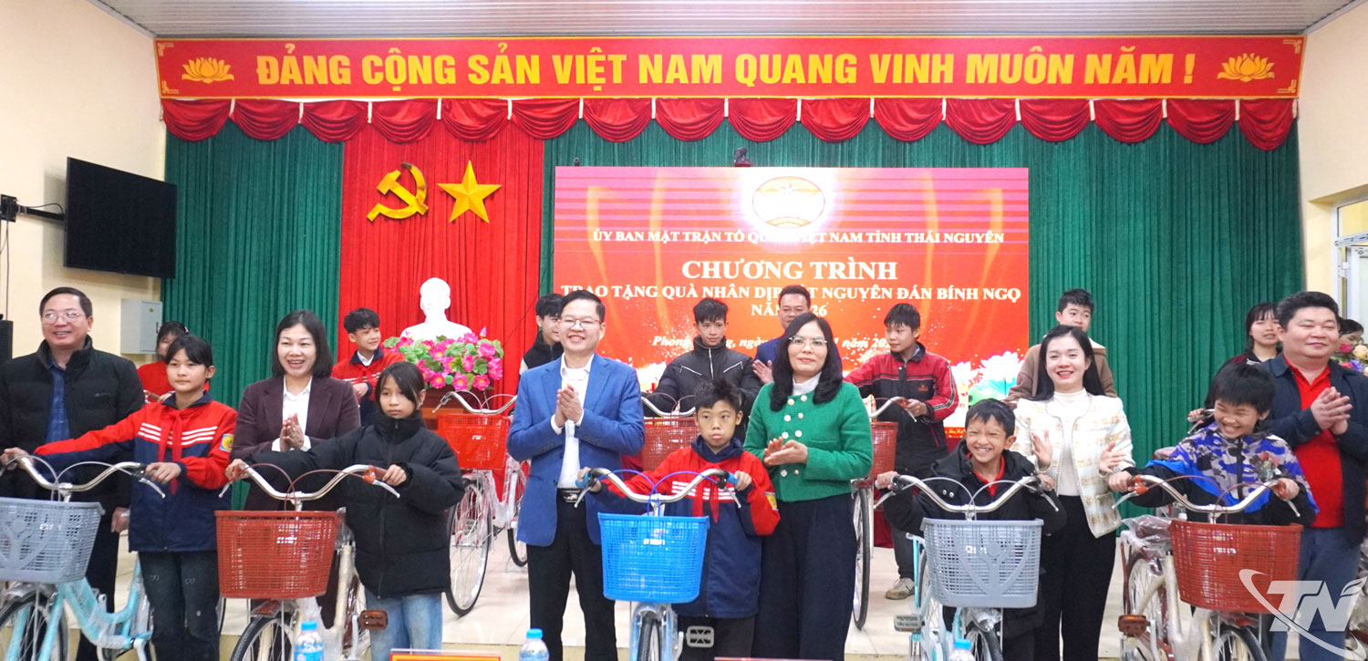 Đồng ch&iacute; Đinh Quang Tuy&ecirc;n trao tặng xe đạp cho học sinh c&oacute; ho&agrave;n cảnh đặc biệt kh&oacute; khăn&nbsp;x&atilde; Phong Quang
