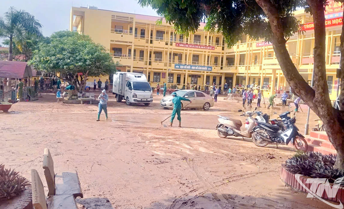 Người dân cùng chính quyền chung tay khắc phục hậu quả sau lũ