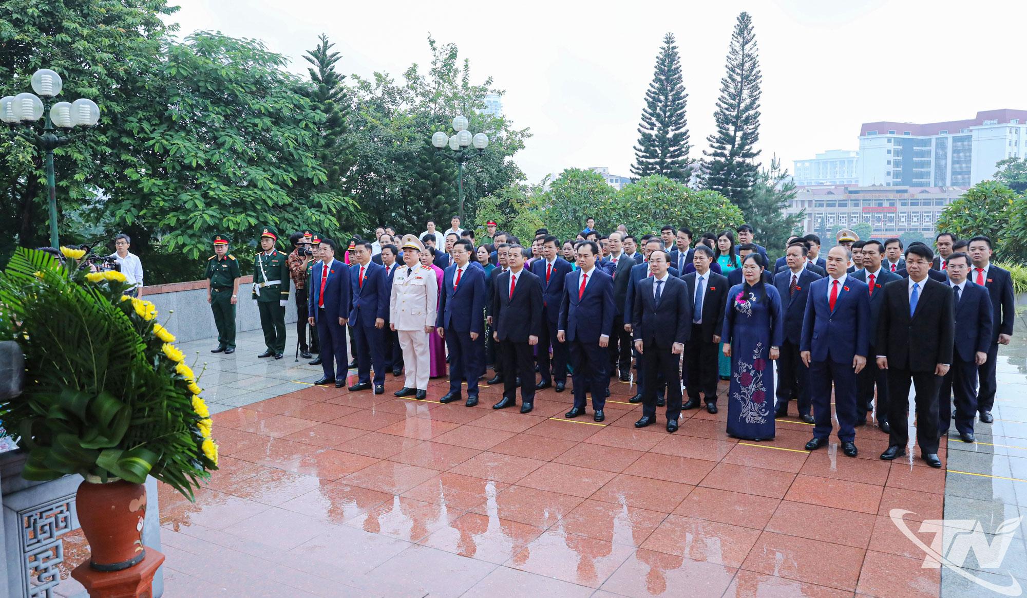 Đồng chí Bí thư Tỉnh ủy Trịnh Việt Hùng dẫn đầu Đoàn đại biểu dâng hương tưởng niệm các Anh hùng liệt sĩ tại Đài tưởng niệm liệt sĩ tỉnh.
