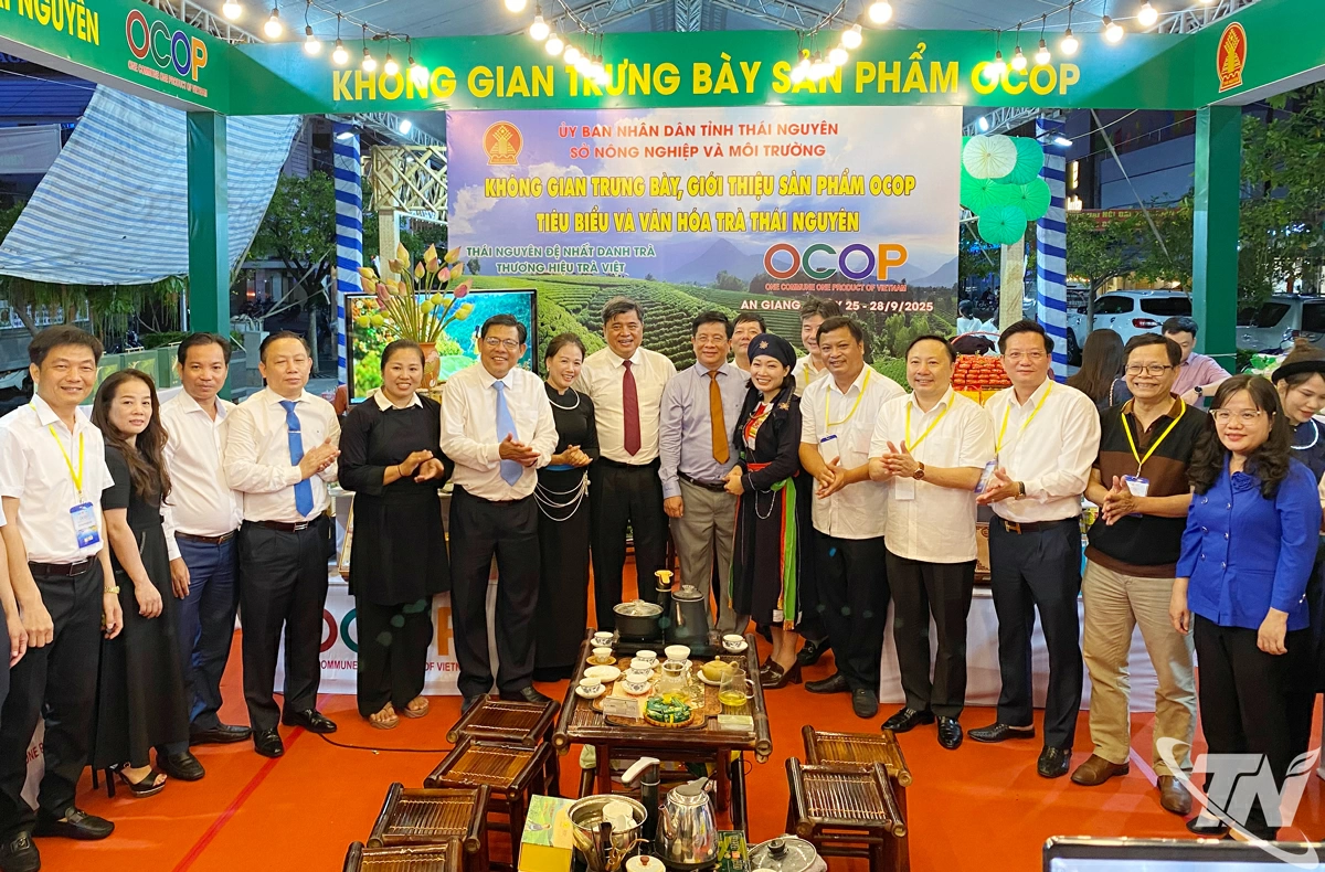 Đại biểu Bộ Nông nghiệp và Môi trường, tỉnh An Giang tại không gian trưng bày của tỉnh Thái Nguyên.
