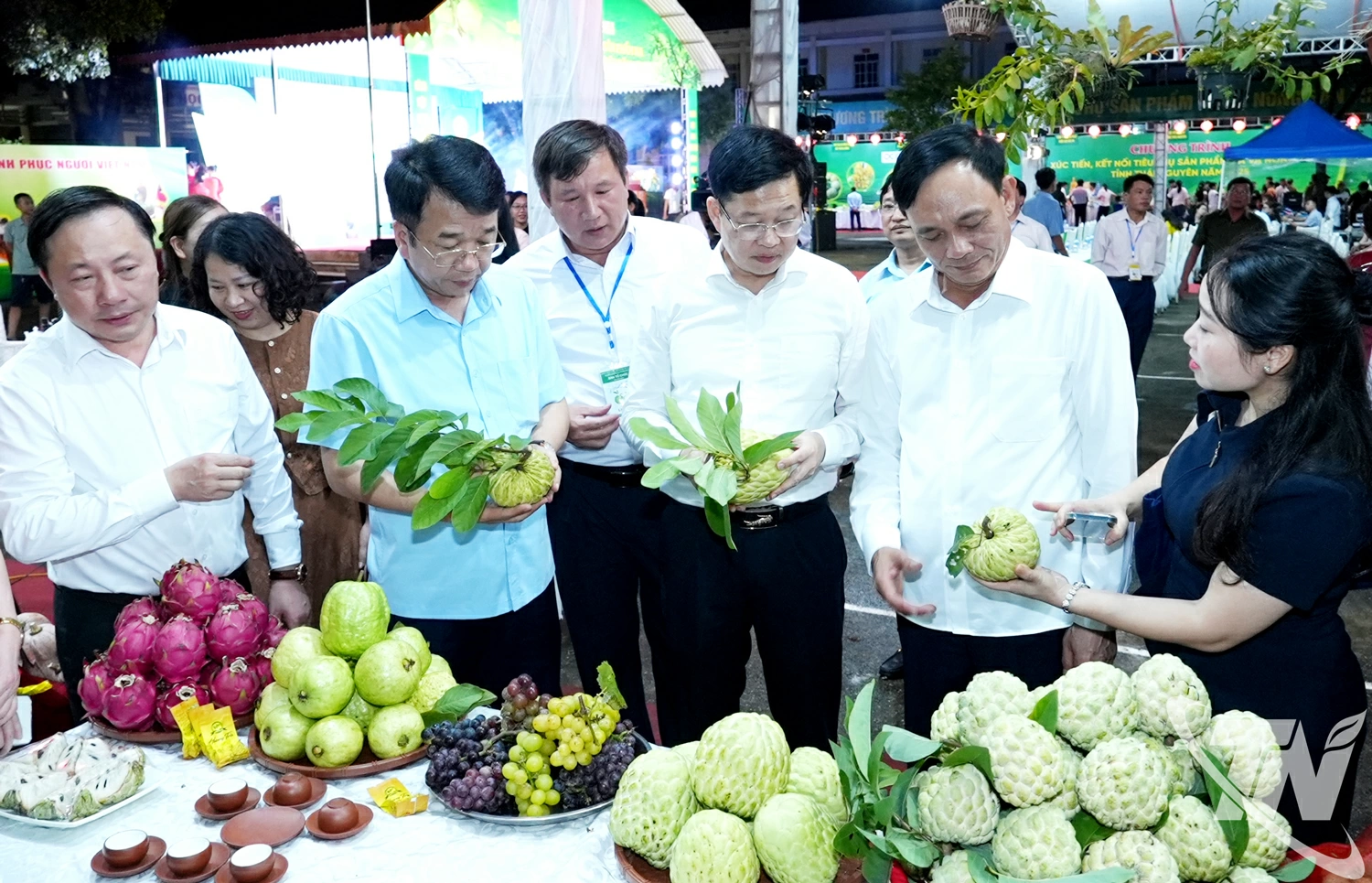 Các đồng chí lãnh đạo tỉnh và đại biểu tham quan gian hàng giới thiệu sản phẩm na La Hiên trong khuôn khổ Chương trình xúc tiến, kết nối tiêu thụ sản phẩm na La Hiên và nông sản tỉnh Thái Nguyên năm 2025.