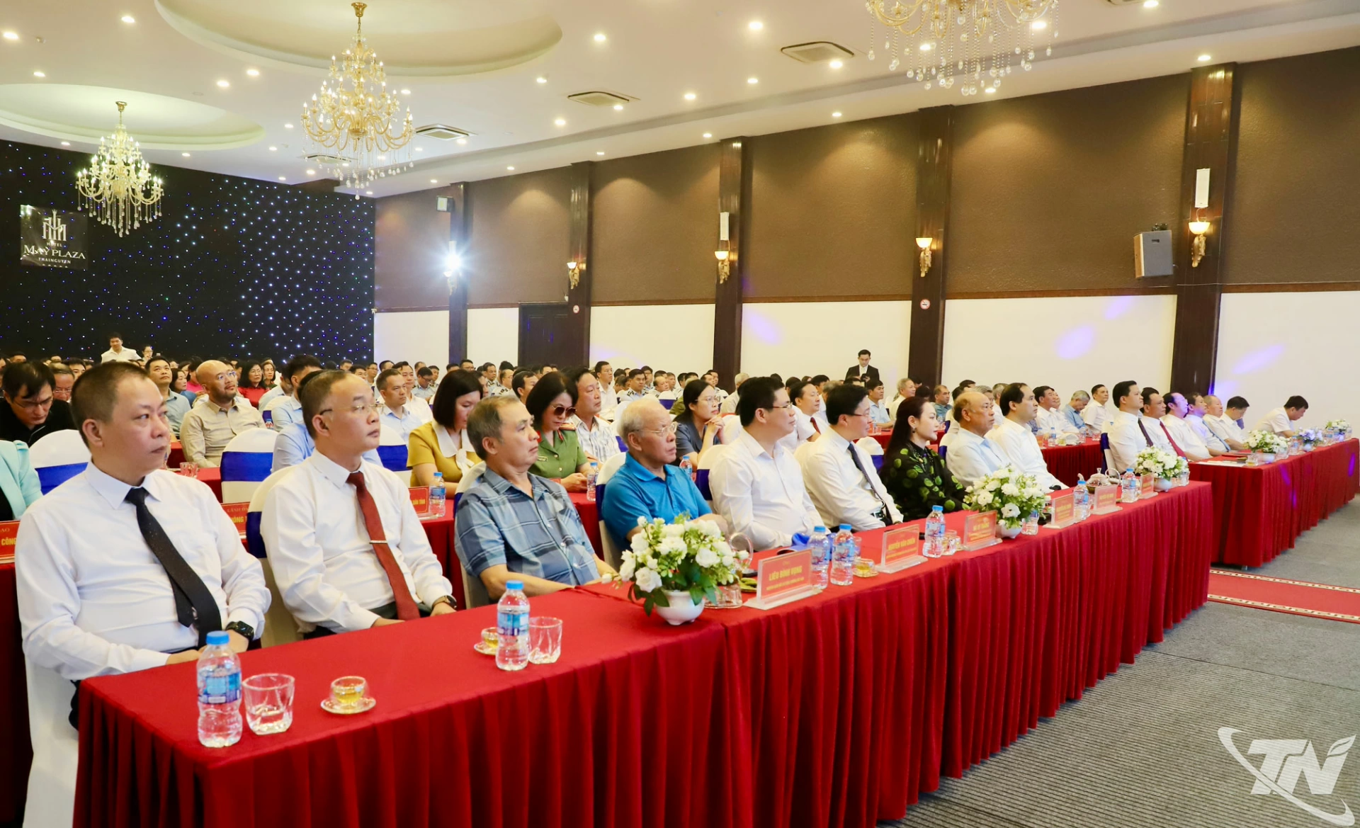 Các đồng chí lãnh đạo tỉnh và đại biểu dự Lễ kỷ niệm.