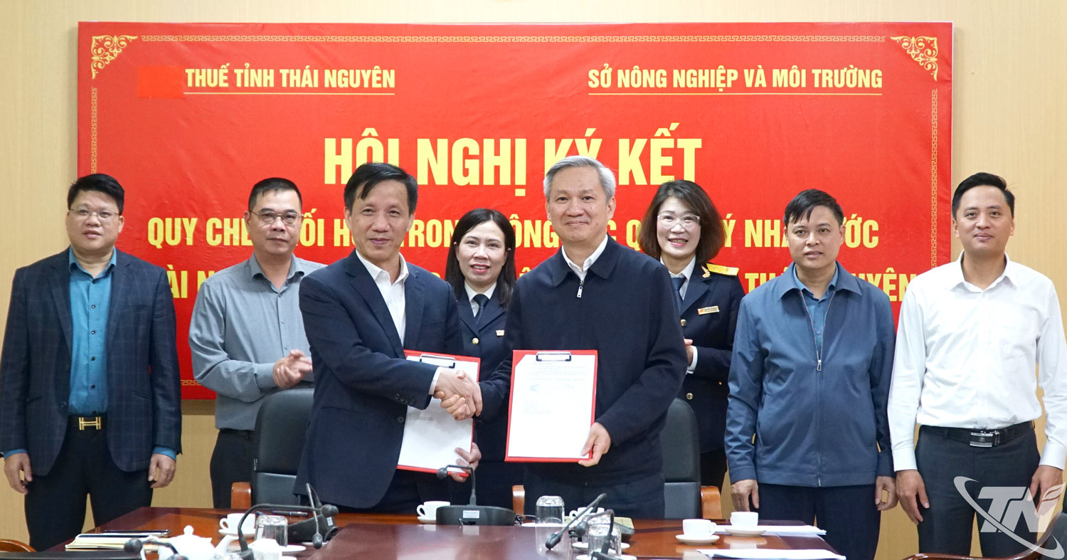L&atilde;nh đạo hai đơn vị k&yacute; kết quy chế phối hợp trong c&ocirc;ng t&aacute;c quản l&yacute; nh&agrave; nước về t&agrave;i nguy&ecirc;n kho&aacute;ng sản