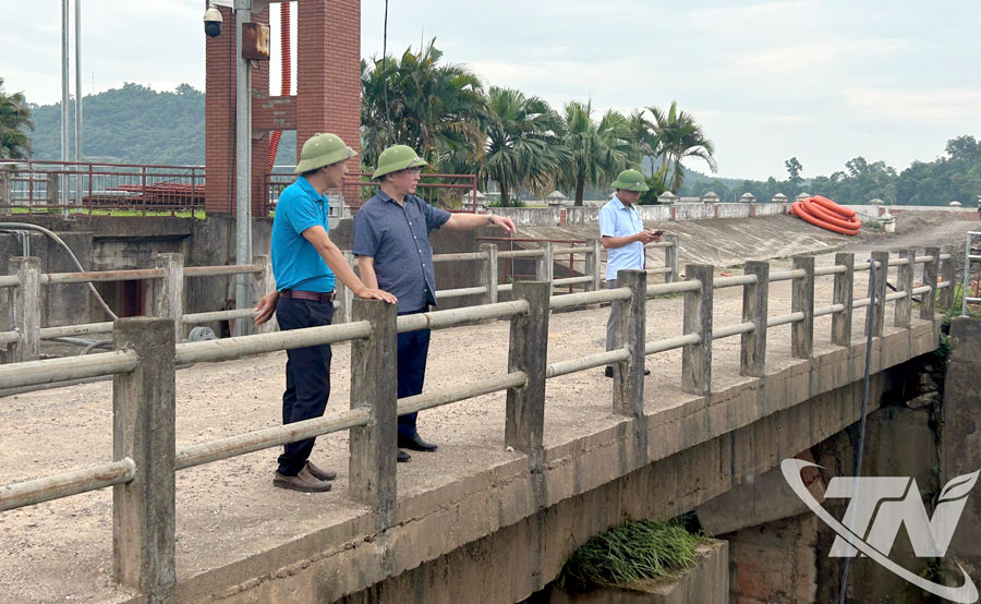 Lãnh đạo Công ty TNHH MTV Khai thác công trình thủy lợi Thái Nguyên kiểm tra an toàn hồ Đồng Cẩu, xã Văn Lăng.