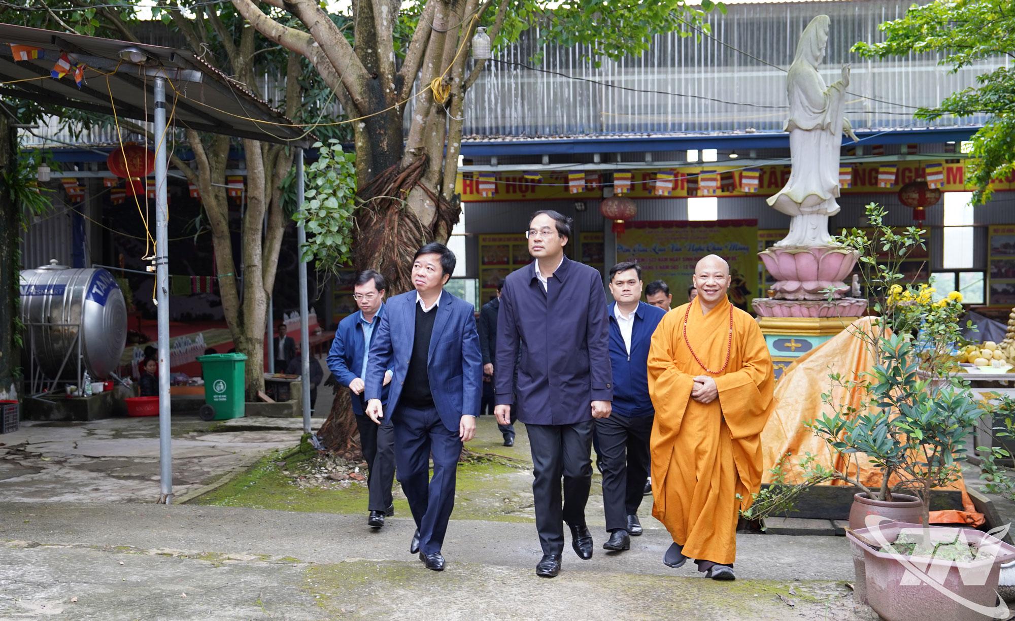 Đồng chí Bí thư Tỉnh ủy Trịnh Xuân Trường cùng Đoàn công tác của tỉnh kiểm tra Dự án tu bổ, tôn tạo Di tích chùa Hương Ấp.