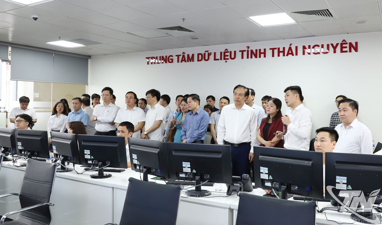 Các đại biểu tham quan Trung tâm dữ liệu tỉnh Thái Nguyên.