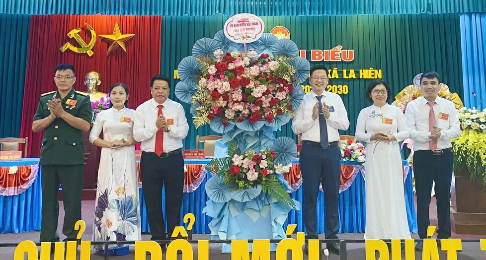 Đồng chí Đinh Quang Tuyên, Phó Bí thư Tỉnh ủy, Chủ tịch Ủy ban MTTQ tỉnh chúc mừng Đại hội.