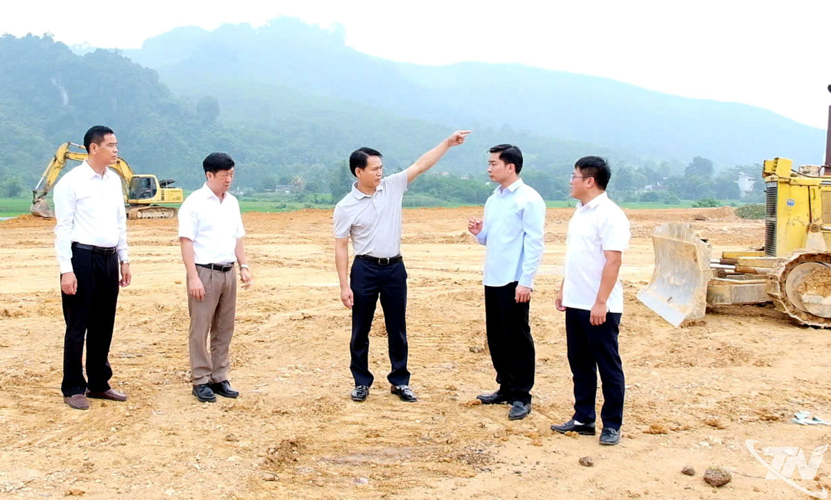 Lãnh đạo xã Phú Lương kiểm tra, tháo gỡ khó khăn cho các dự án trên địa bàn.