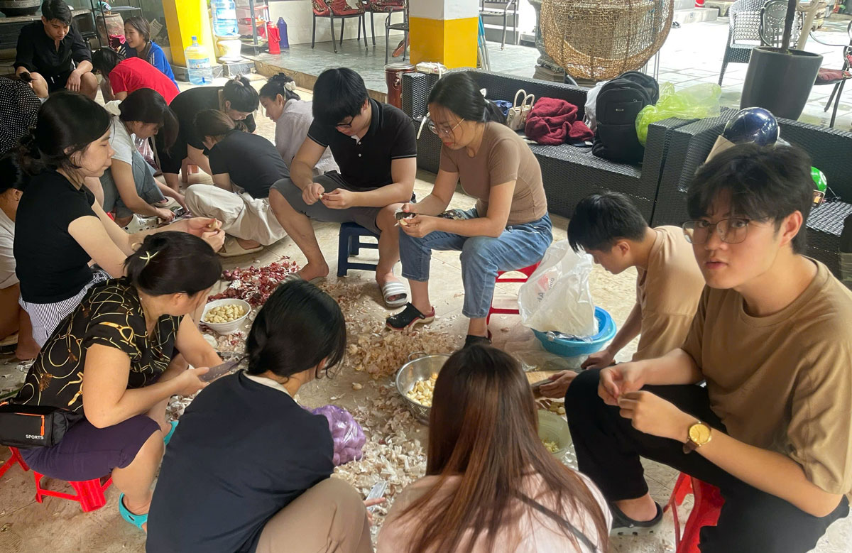 Chung tay nấu những suất cơm để hỗ trợ các trường hợp khó khăn do mưa lũ.