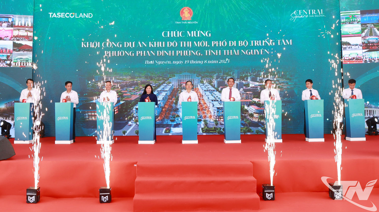 Đồng chí Chủ tịch UBND tỉnh Phạm Hoàng Sơn và các đại biểu dự Lễ khởi công Dự án Khu đô thị mới, phố đi bộ trung tâm Phường Phan Đình Phùng.