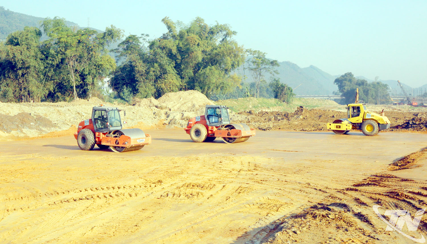 Tranh thủ thời tiết thuận lợi, các nhà thầu đang đẩy nhanh tiến độ thi công đoạn qua xã Thanh Thịnh