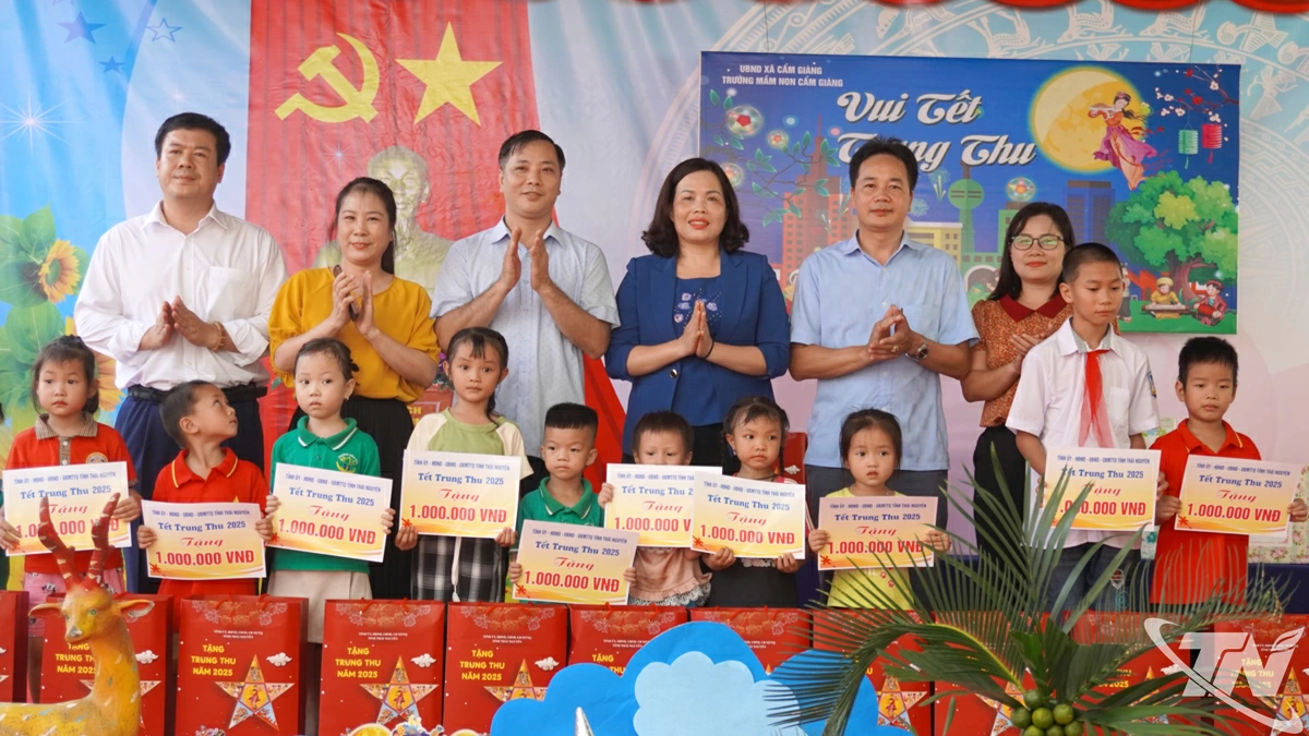 Đồng chí Trần Thị Lộc trao quà Trung thu cho các em học sinh có hoàn cảnh khó khăn ở xã Cẩm Giàng.