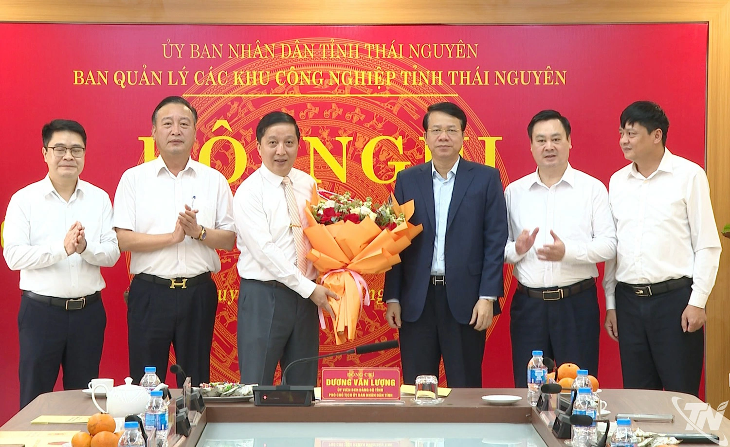 Đồng chí Dương Văn Lượng, Phó Chủ tịch UBND tỉnh và đại diện Ban quản lý các khu công nghiệp chúc mừng đồng chí Nguyễn Thế Hoàn.