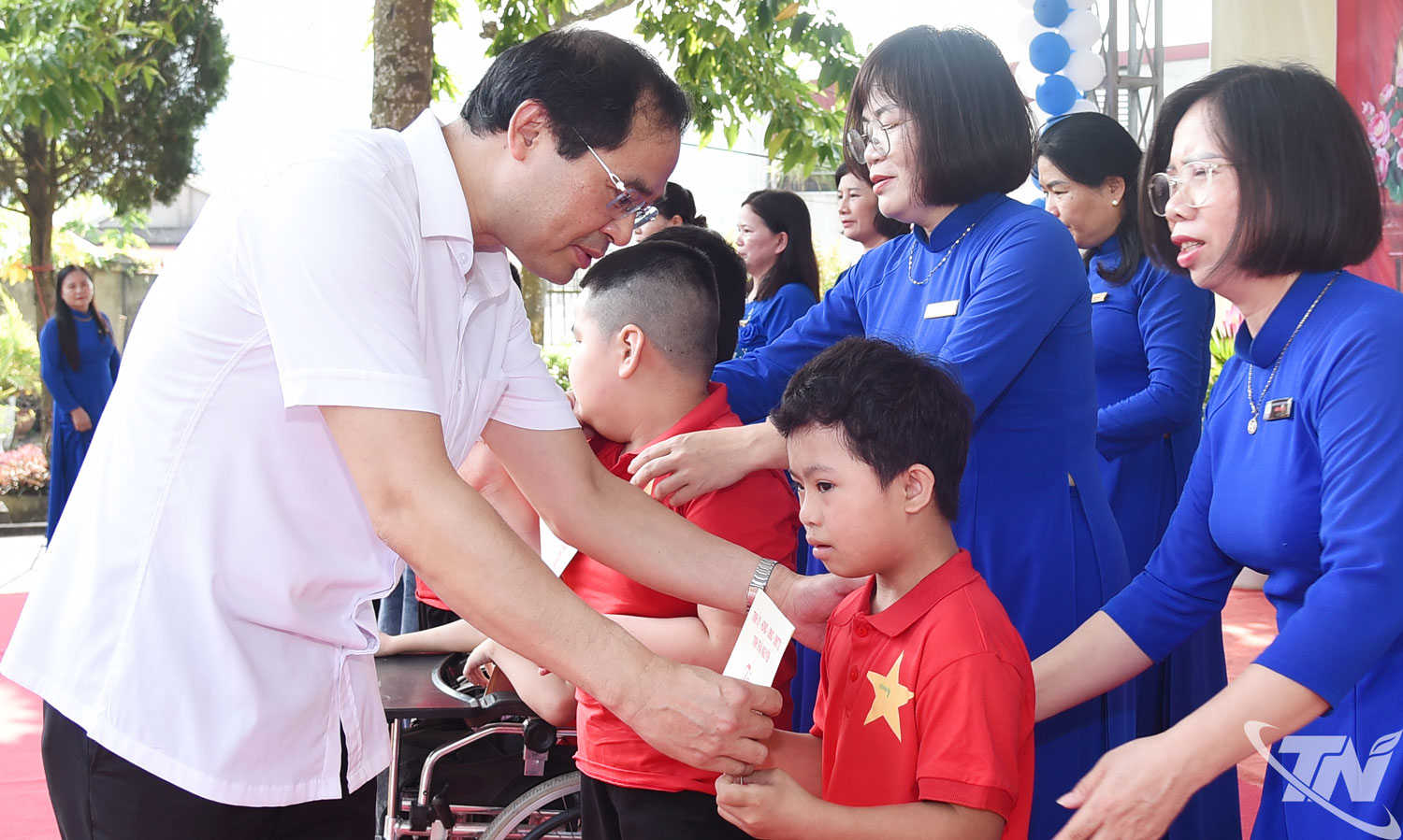 Đồng chí Bí thư Tỉnh ủy trao quà cho trẻ em có hoàn cảnh đặc biệt khó khăn tại Trung tâm Hỗ trợ phát triển giáo dục hòa nhập Bắc Kạn.