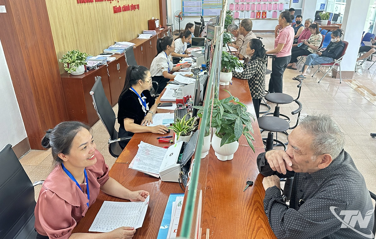 Người dân xã Đại Phúc đến giải quyết thủ tục hành chính tại Trung tâm  Phục vụ hành chính công xã.