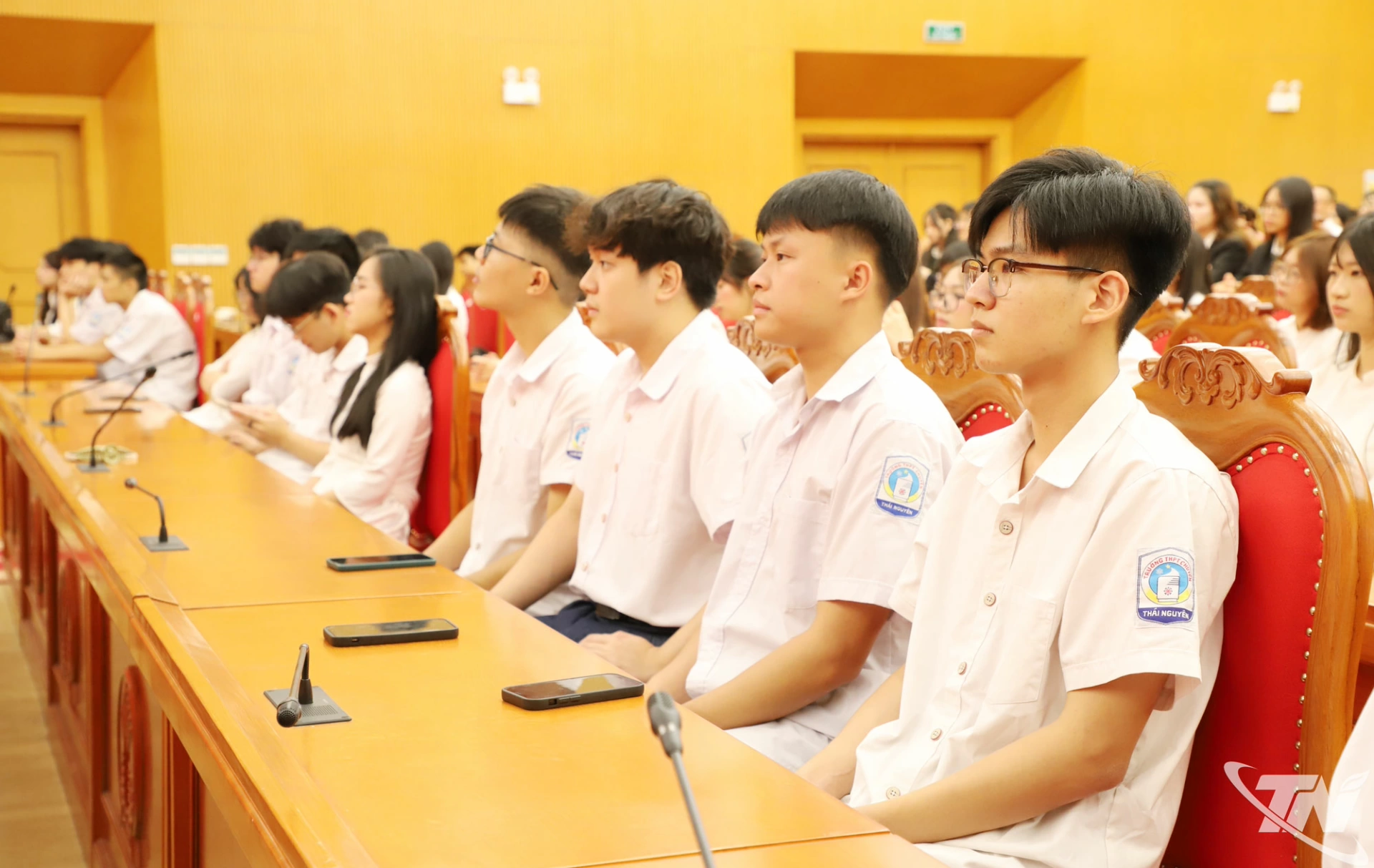 Các em học sinh được vinh danh dự Hội nghị.