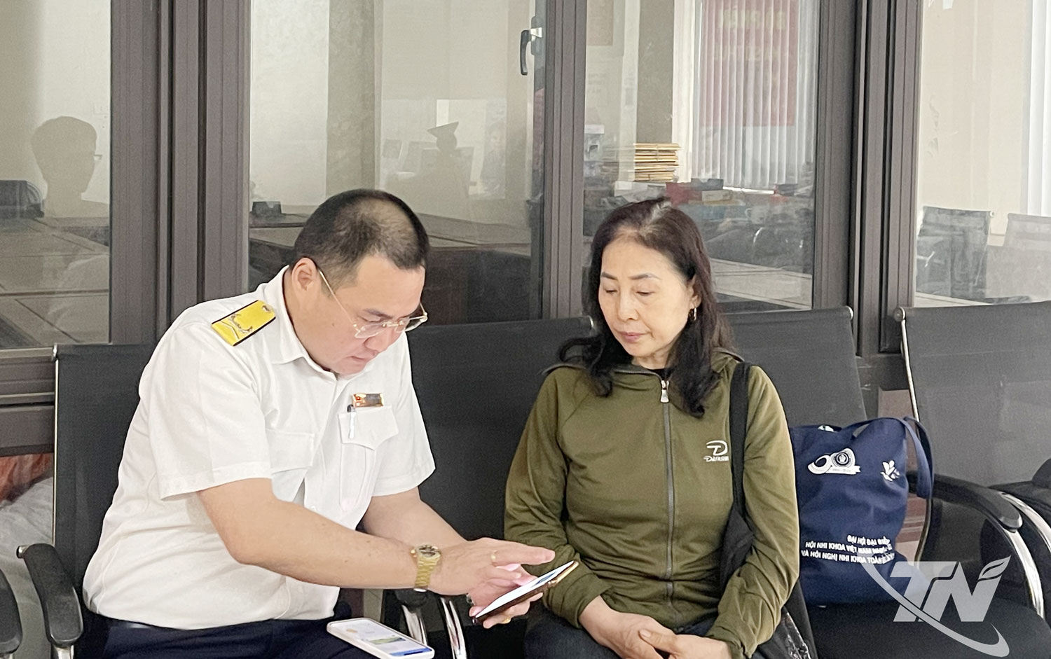 Cán bộ ngành Thuế hướng dẫn người dân