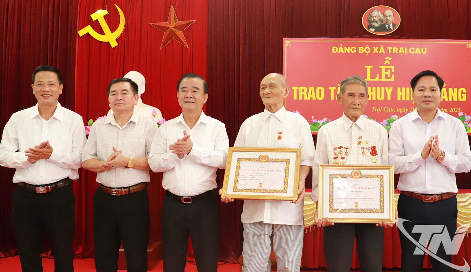 Đồng chí Đỗ Đức Công, Ủy viên Ban Thường vụ Tỉnh ủy, Phó Chủ tịch Thường trực HĐND tỉnh trao Huy hiệu 75 năm và 70 năm tuổi Đảng cho đảng viên tại xã Trại Cau